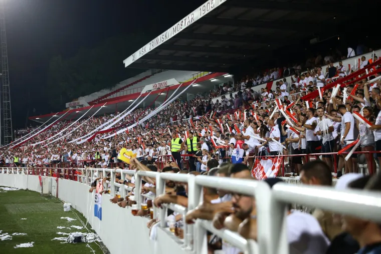 Misteriozna plavu&scaron;a ukrala svu pažnju na nogometnom spektaklu u susjedstvu