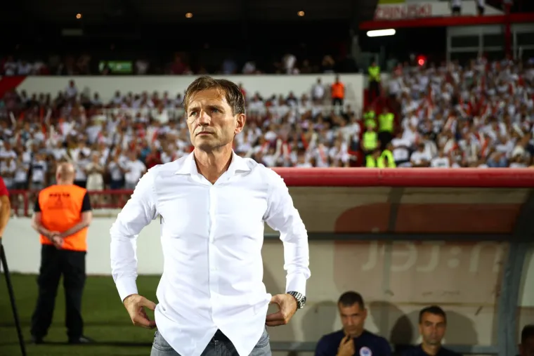 Misteriozna plavu&scaron;a ukrala svu pažnju na nogometnom spektaklu u susjedstvu