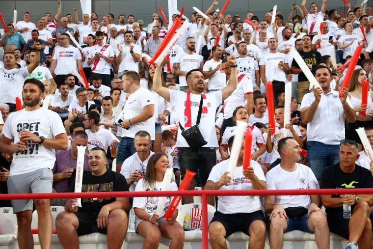 Misteriozna plavu&scaron;a ukrala svu pažnju na nogometnom spektaklu u susjedstvu