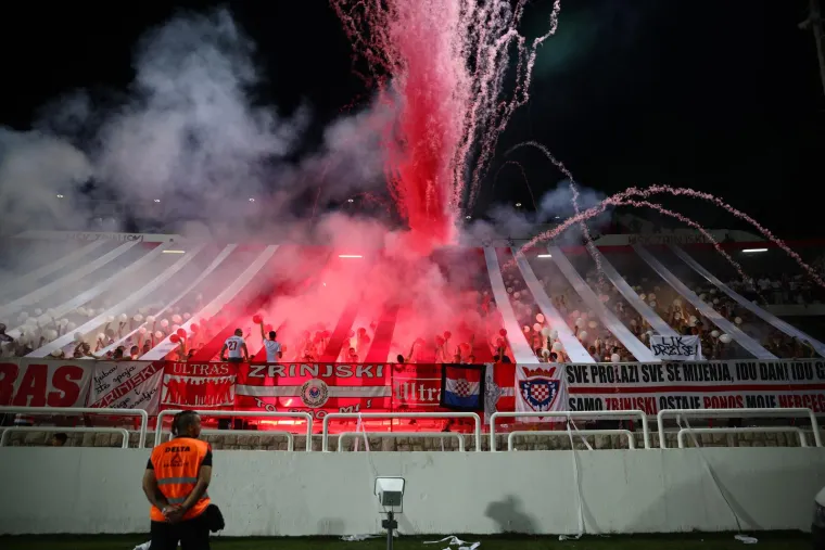 Misteriozna plavu&scaron;a ukrala svu pažnju na nogometnom spektaklu u susjedstvu