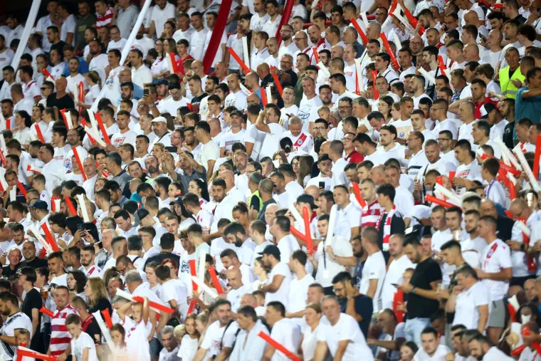 Misteriozna plavu&scaron;a ukrala svu pažnju na nogometnom spektaklu u susjedstvu