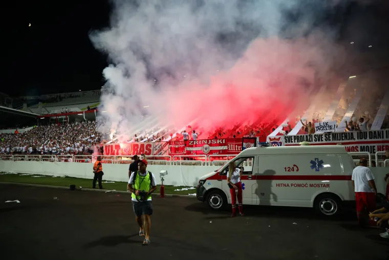 Misteriozna plavu&scaron;a ukrala svu pažnju na nogometnom spektaklu u susjedstvu