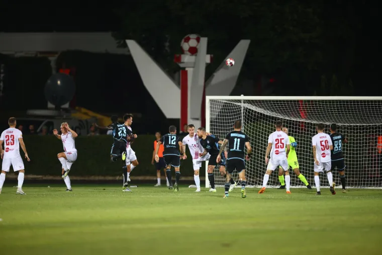 Misteriozna plavu&scaron;a ukrala svu pažnju na nogometnom spektaklu u susjedstvu