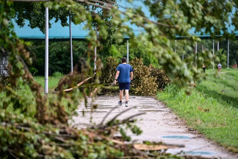 Na samom nasipu jo&scaron; stoje dva stabla koja su pala za vrijeme nevremena od prije par dana. 