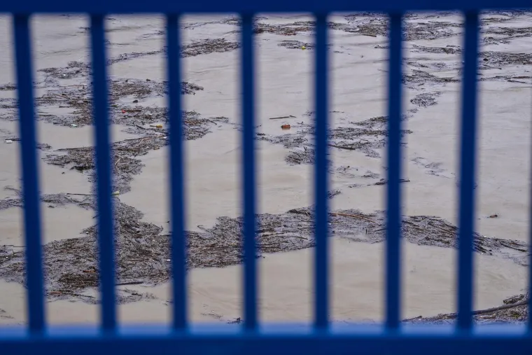 Rijekom pluta otpad, ali i granje koje je nevrijeme prije nekoliko dana nosilo cijelim gradom.