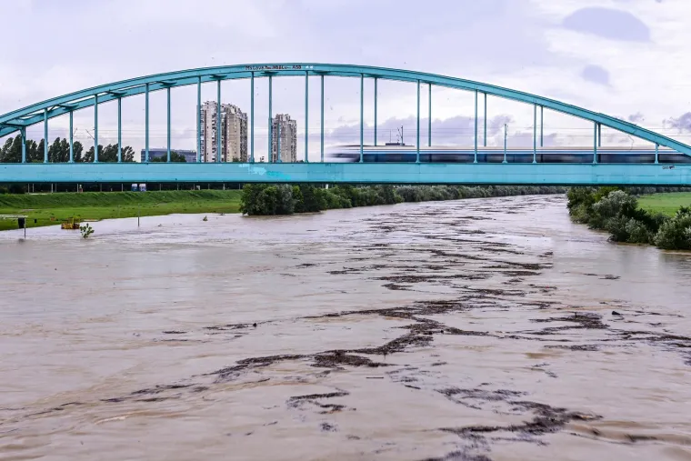 Izlila se Sava u Zagrebu. Potopila pune frižidere, pozornicu, zvučnike ljetnog festivala na nasipu