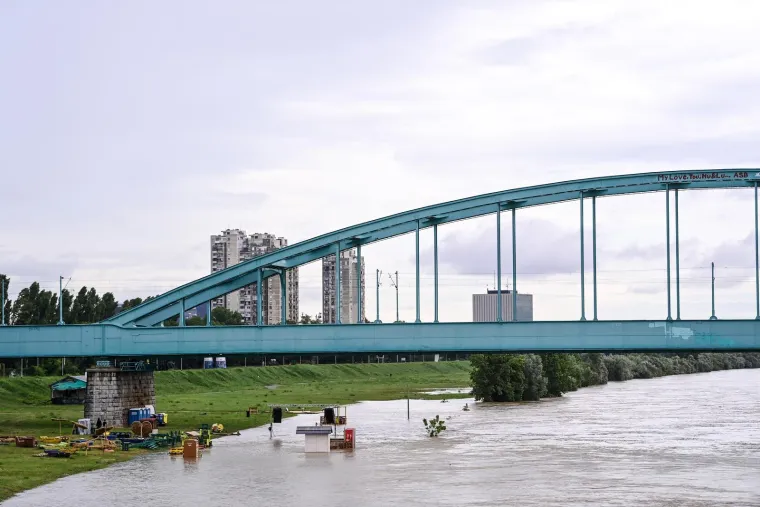 Izlila se Sava u Zagrebu. Potopila pune frižidere, pozornicu, zvučnike ljetnog festivala na nasipu