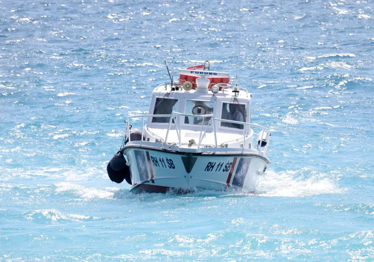 Ronioci, policija, veliki valovi. Ovako je izgledala potraga za mladićem koji je skočio u more i nije izronio
