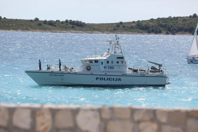 Ronioci, policija, veliki valovi. Ovako je izgledala potraga za mladićem koji je skočio u more i nije izronio
