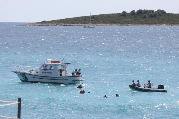 Ronioci, policija, veliki valovi. Ovako je izgledala potraga za mladićem koji je skočio u more i nije izronio