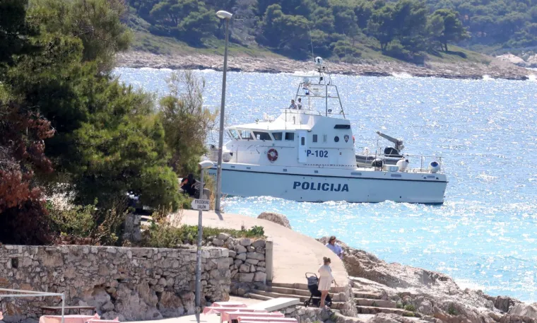 Ronioci, policija, veliki valovi. Ovako je izgledala potraga za mladićem koji je skočio u more i nije izronio