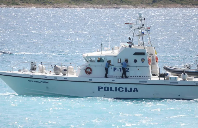 Ronioci, policija, veliki valovi. Ovako je izgledala potraga za mladićem koji je skočio u more i nije izronio