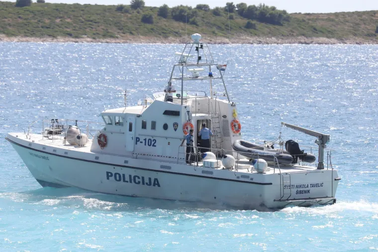 Ronioci, policija, veliki valovi. Ovako je izgledala potraga za mladićem koji je skočio u more i nije izronio