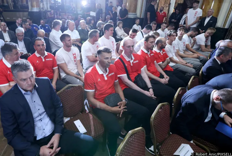 Održana je komemoracija za tvorca europske Cibone: Pogledajte tko se sve pojavio, brojna lica iz svijeta politike i sporta