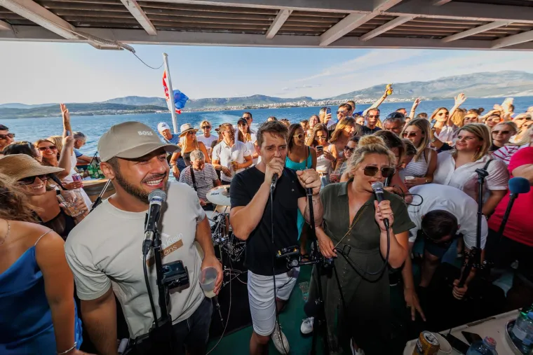 Na trajektu za Velu Luku pjevali u čast Oliveru Dragojeviću, orili se hitovi: 'Da Oliver zna, sve bi to zabranio. Poludio bi'