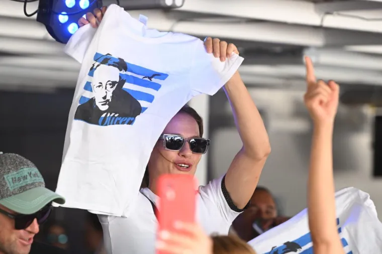 Uzburkano more, pjesma i veselje uz Oliverove hitove od Splita do Vela Luke