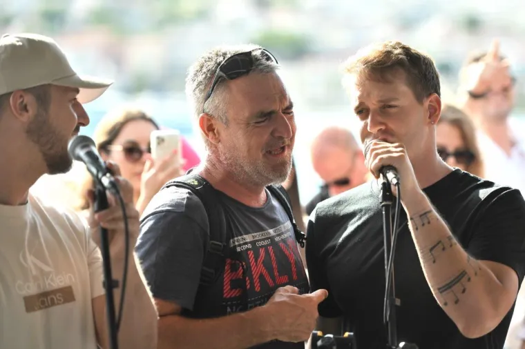 Uzburkano more, pjesma i veselje uz Oliverove hitove od Splita do Vela Luke