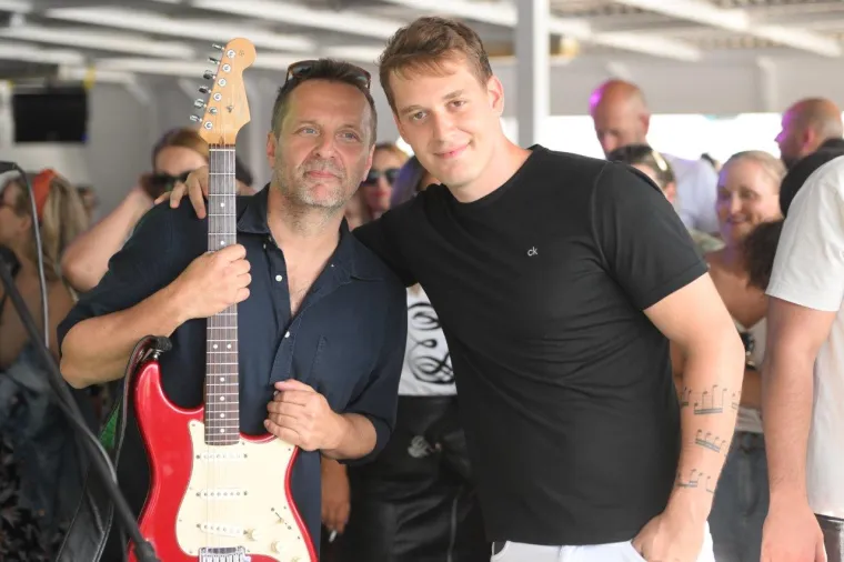 Uzburkano more, pjesma i veselje uz Oliverove hitove od Splita do Vela Luke