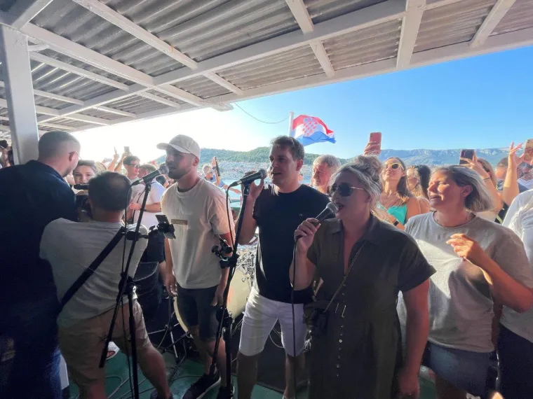 Uzburkano more, pjesma i veselje uz Oliverove hitove od Splita do Vela Luke
