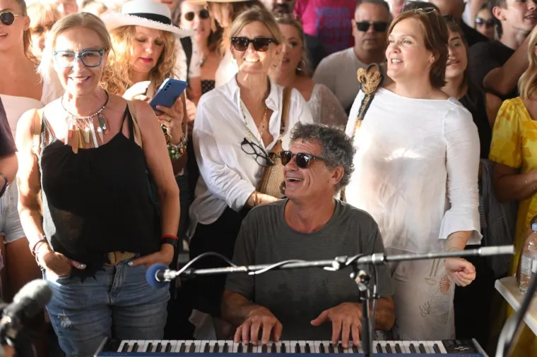 Uzburkano more, pjesma i veselje uz Oliverove hitove od Splita do Vela Luke