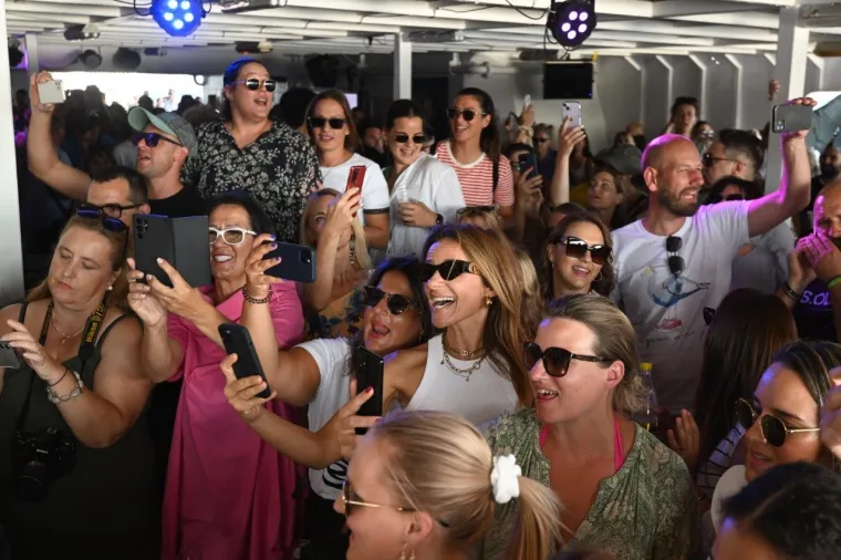 Uzburkano more, pjesma i veselje uz Oliverove hitove od Splita do Vela Luke