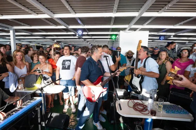 Uzburkano more, pjesma i veselje uz Oliverove hitove od Splita do Vela Luke