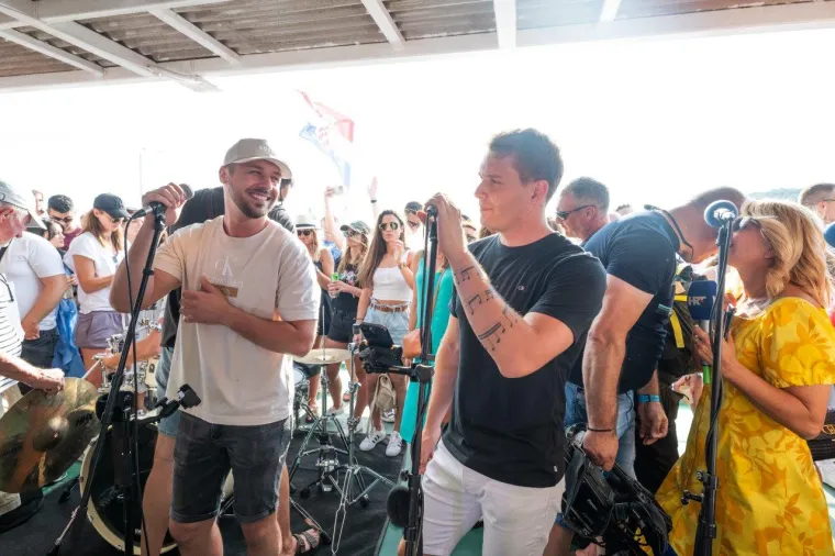 Uzburkano more, pjesma i veselje uz Oliverove hitove od Splita do Vela Luke