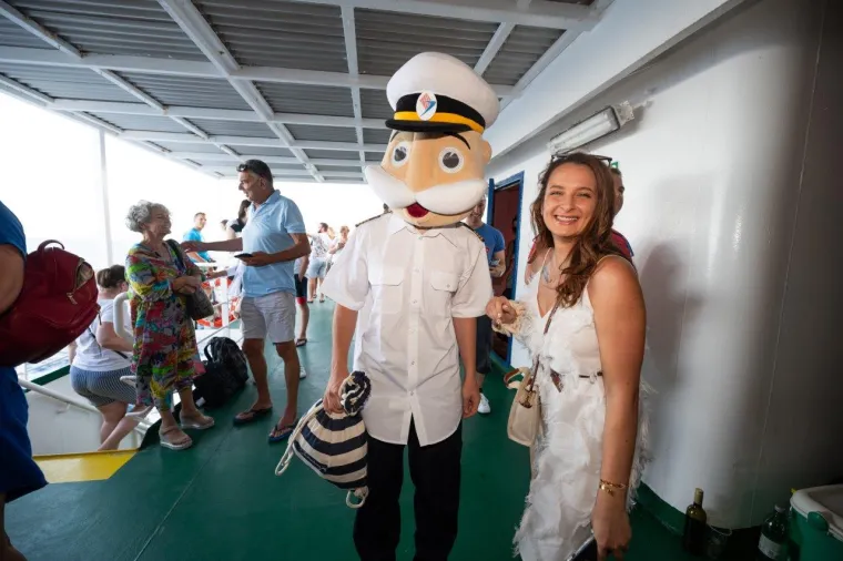 Uzburkano more, pjesma i veselje uz Oliverove hitove od Splita do Vela Luke