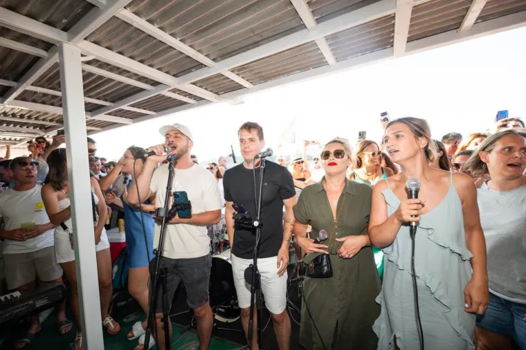 Uzburkano more, pjesma i veselje uz Oliverove hitove od Splita do Vela Luke