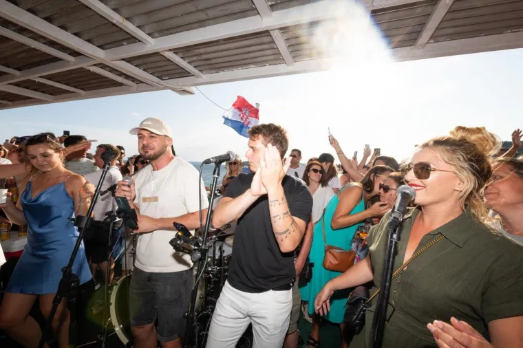 Uzburkano more, pjesma i veselje uz Oliverove hitove od Splita do Vela Luke