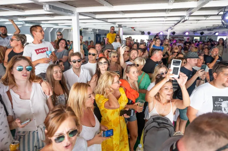 Uzburkano more, pjesma i veselje uz Oliverove hitove od Splita do Vela Luke