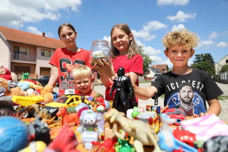 Ovo su Lada, Lara, Luka i Teo koji su raznježili cijelu Hrvatsku. U Cerni prodaju igračke kako bi pomogli susjedima