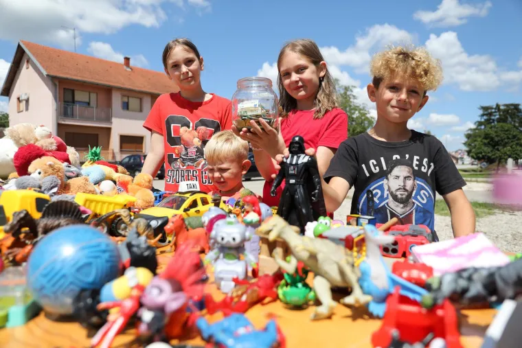 Ovo su Lada, Lara, Luka i Teo koji su raznježili cijelu Hrvatsku. U Cerni prodaju igračke kako bi pomogli susjedima