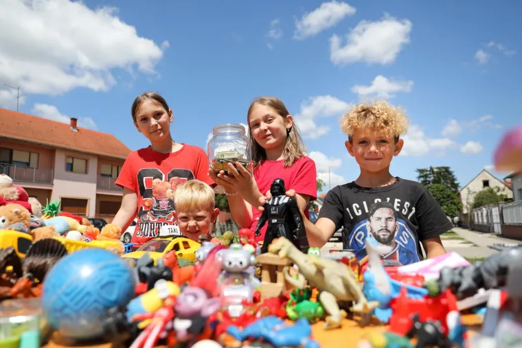 Ovo su Lada, Lara, Luka i Teo koji su raznježili cijelu Hrvatsku. U Cerni prodaju igračke kako bi pomogli susjedima