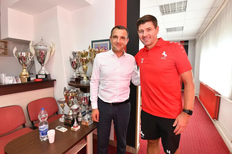 Hrvatski političar se u Čakovcu družio s legendarnim kapetanom Liverpoola: Što je to potpisivao Steven Gerrard?