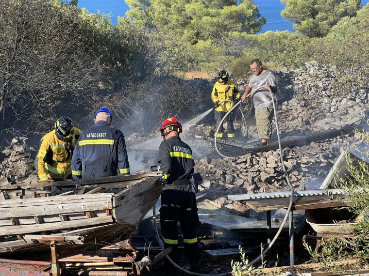 Ovako izgleda požari&scaron;te na Čiovu. S opožarene, vrele zemlje mje&scaron;tani dižu vatrogasna crijeva