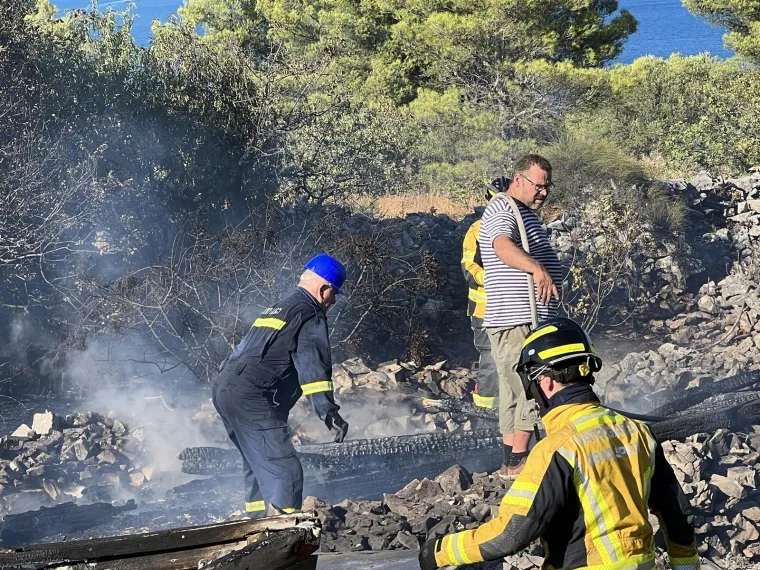 Ovako izgleda požari&scaron;te na Čiovu. S opožarene, vrele zemlje mje&scaron;tani dižu vatrogasna crijeva
