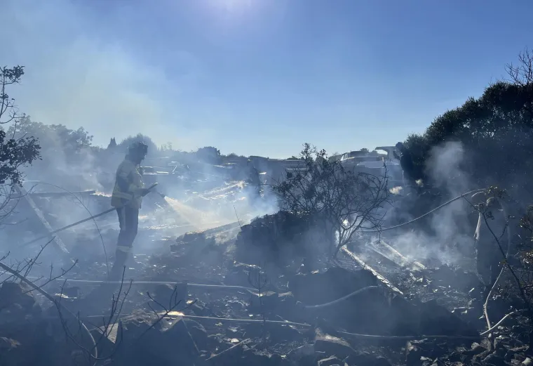 Ovako izgleda požari&scaron;te na Čiovu. S opožarene, vrele zemlje mje&scaron;tani dižu vatrogasna crijeva