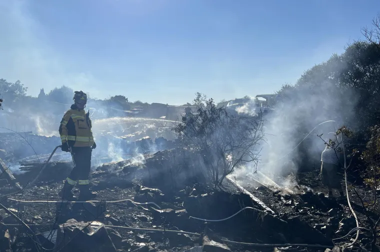 Ovako izgleda požari&scaron;te na Čiovu. S opožarene, vrele zemlje mje&scaron;tani dižu vatrogasna crijeva