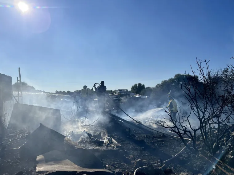 Ovako izgleda požari&scaron;te na Čiovu. S opožarene, vrele zemlje mje&scaron;tani dižu vatrogasna crijeva