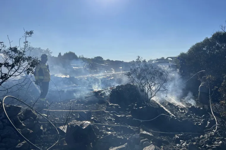 Ovako izgleda požari&scaron;te na Čiovu. S opožarene, vrele zemlje mje&scaron;tani dižu vatrogasna crijeva