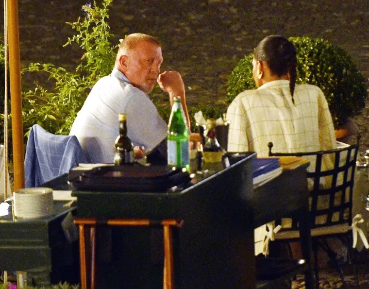 Nedavno je izašao iz zatvora i dužan je milijune, ali to ga ne sprječava da uživa sa 22 godine mlađom