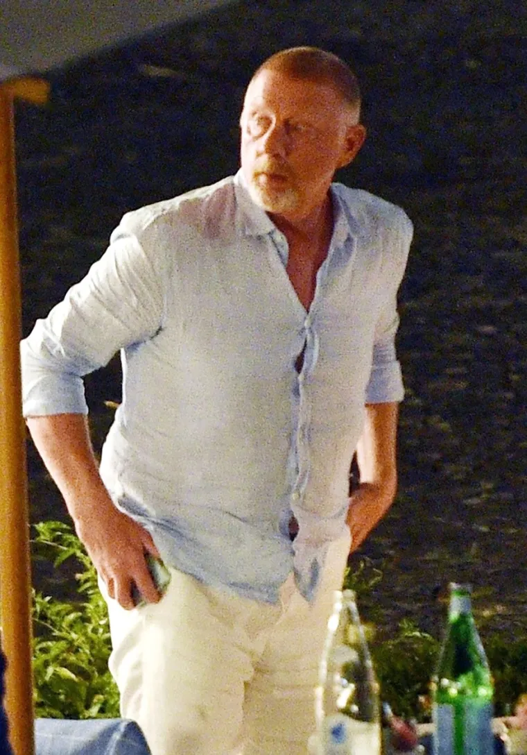 Nedavno je izašao iz zatvora i dužan je milijune, ali to ga ne sprječava da uživa sa 22 godine mlađom