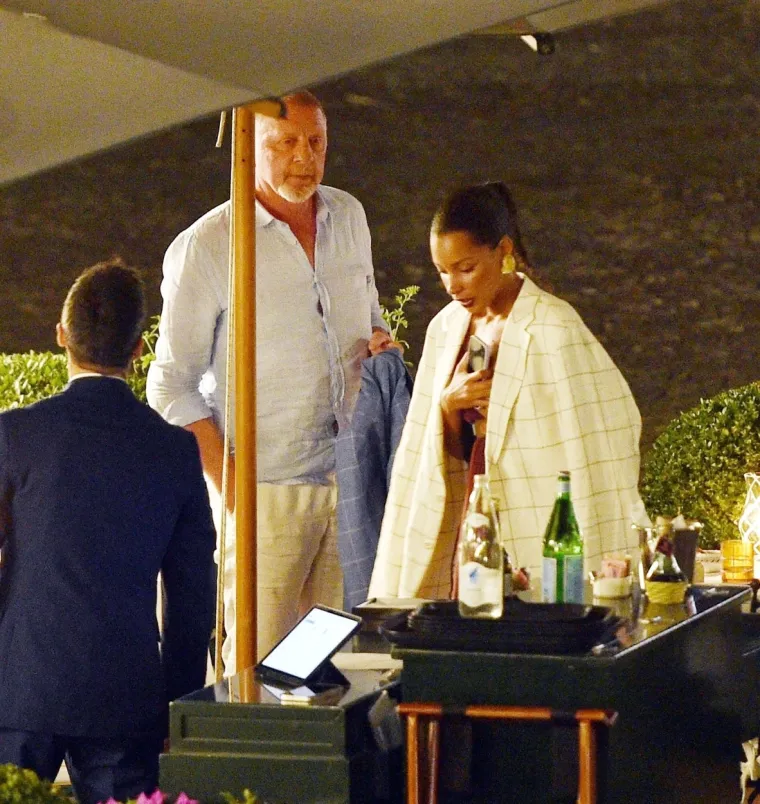 Nedavno je izašao iz zatvora i dužan je milijune, ali to ga ne sprječava da uživa sa 22 godine mlađom