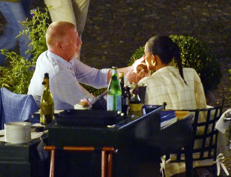 Nedavno je izašao iz zatvora i dužan je milijune, ali to ga ne sprječava da uživa sa 22 godine mlađom