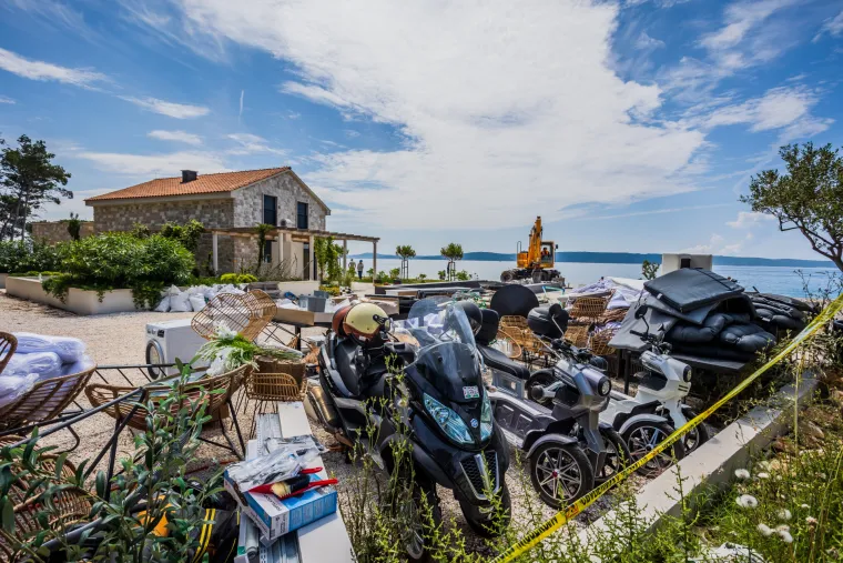 Spaljena zemlja bez znakova života. Ovako izgleda Čiovo koje je jučer prožvakala vatrena stihija