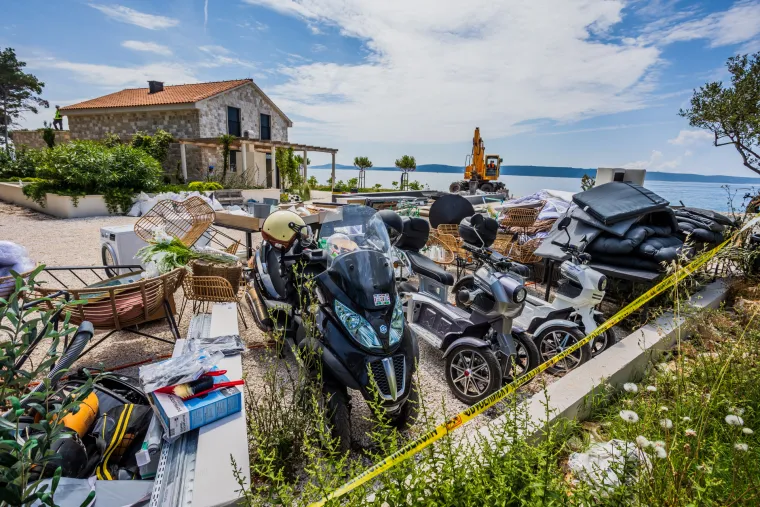 Spaljena zemlja bez znakova života. Ovako izgleda Čiovo koje je jučer prožvakala vatrena stihija