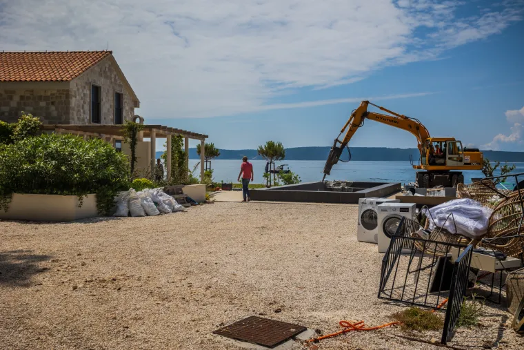 Spaljena zemlja bez znakova života. Ovako izgleda Čiovo koje je jučer prožvakala vatrena stihija