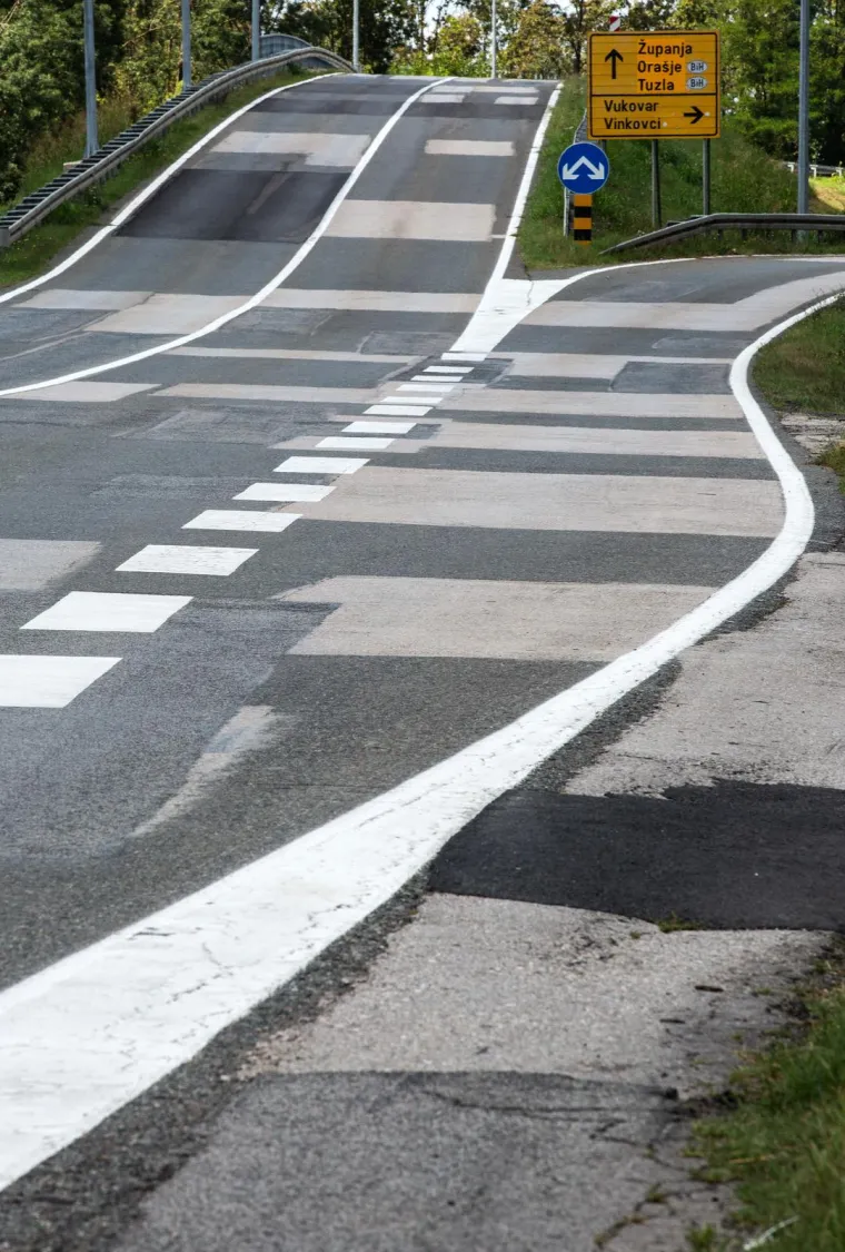 Zakrpa, zakrpa, zakrpica, gotova je cestica... Pogledajte novi hrvatski hit - prometnicu koja će postati sinonim groznog održavanja