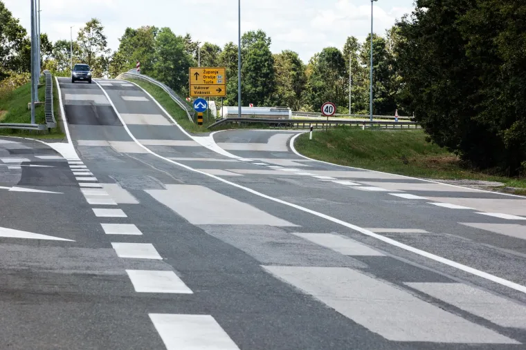 Zakrpa, zakrpa, zakrpica, gotova je cestica... Pogledajte novi hrvatski hit - prometnicu koja će postati sinonim groznog održavanja